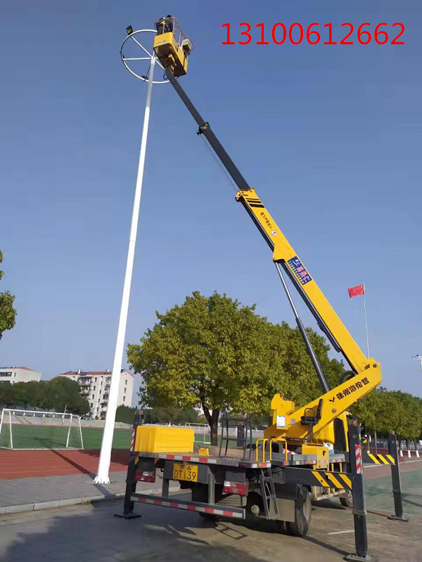 輕型伸縮臂高空車(chē)更換照明路燈施工現(xiàn)場(chǎng)，效率高